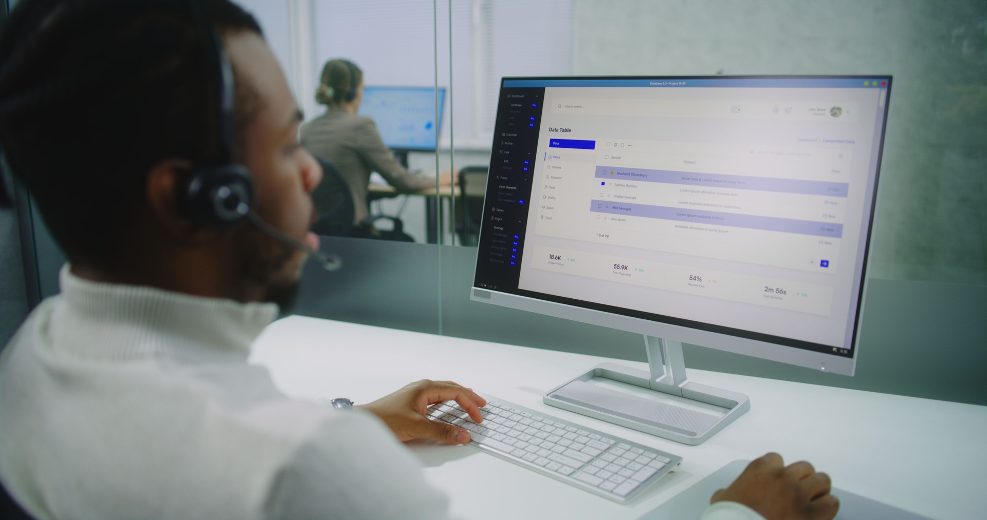 Customer manager in headset communicates with client, analyzes commercial data using computer
